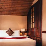 Russell Court Отель 3*