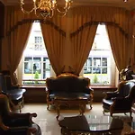 Russell Court 3*