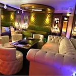 Отель Russell Court 3*