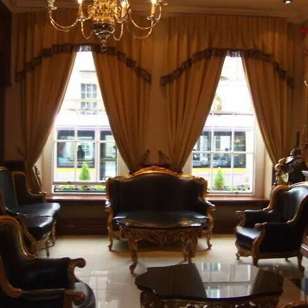 Russell Court 3*