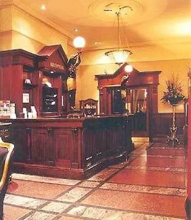 Russell Court מלון 3*