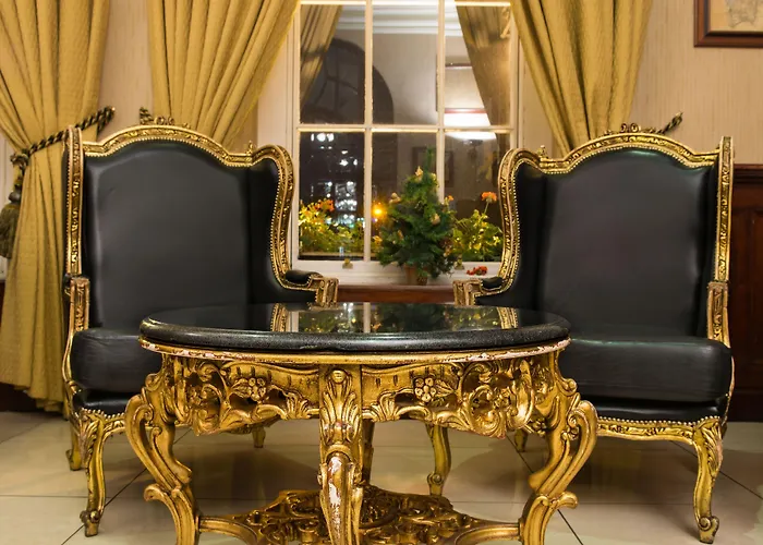 Отель Russell Court 3*