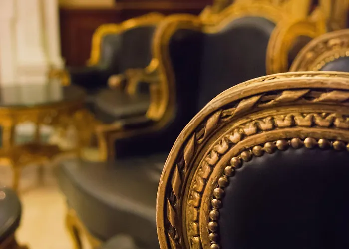 Russell Court Отель