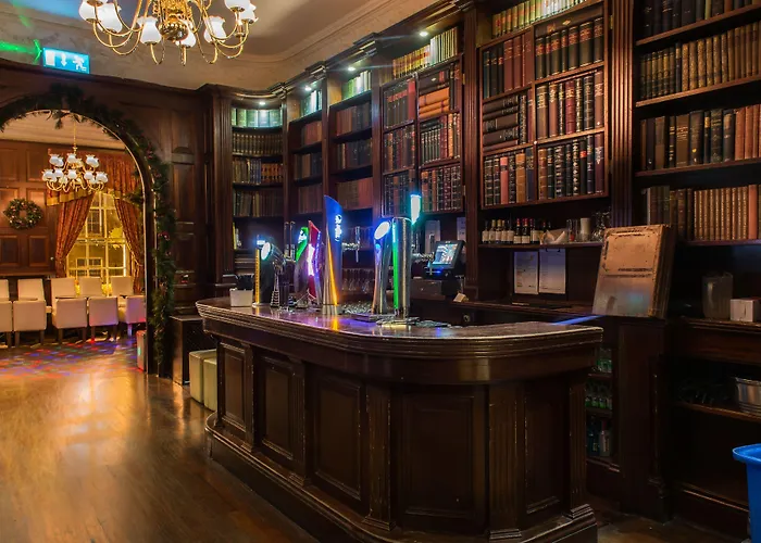 Отель Russell Court