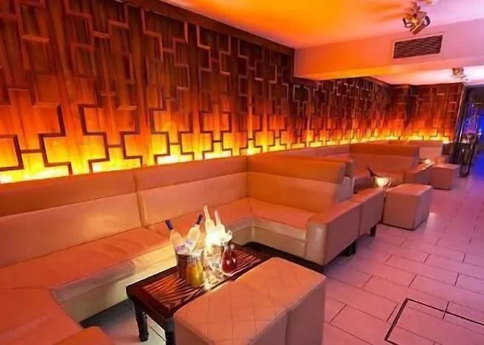 Отель Russell Court 3*