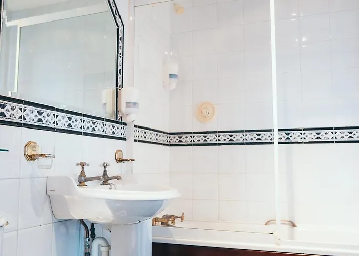 Russell Court Отель