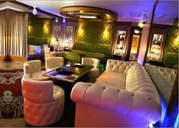 Отель Russell Court 3*